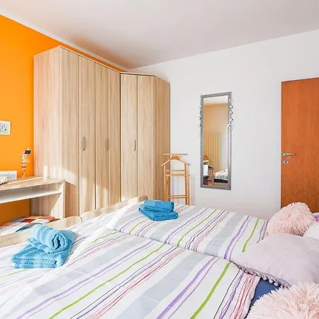 בית נופש Leona *