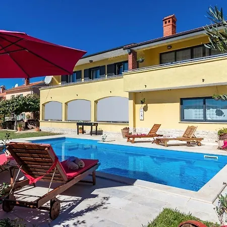 בית נופש Leona *