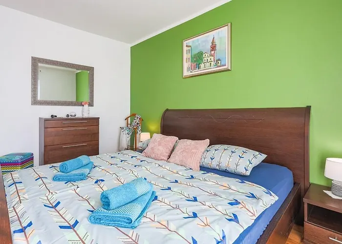 Semesterbostad Leona *