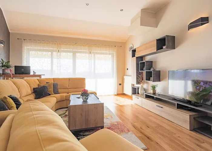 Semesterbostad Leona *