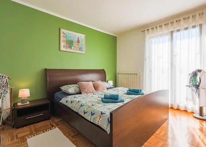 Leona Semesterbostad *