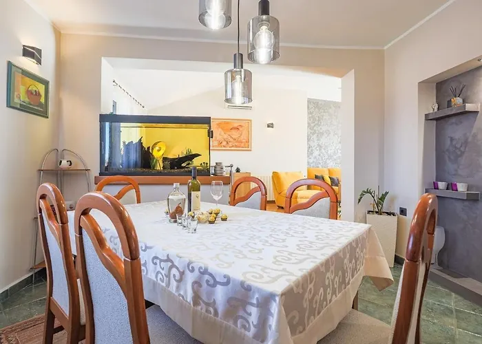 Semesterbostad Leona *