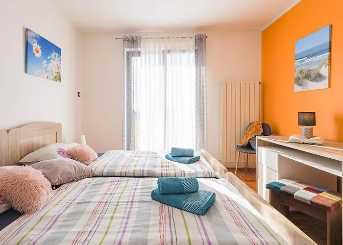 Semesterbostad Leona *