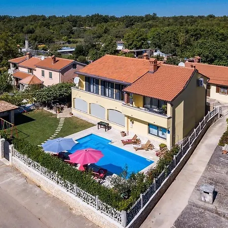Leona Holiday home