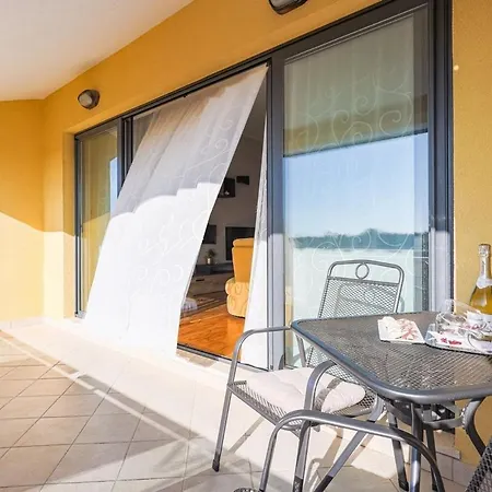 Holiday home Leona Cabrunici