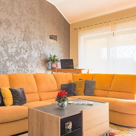 Leona Holiday home